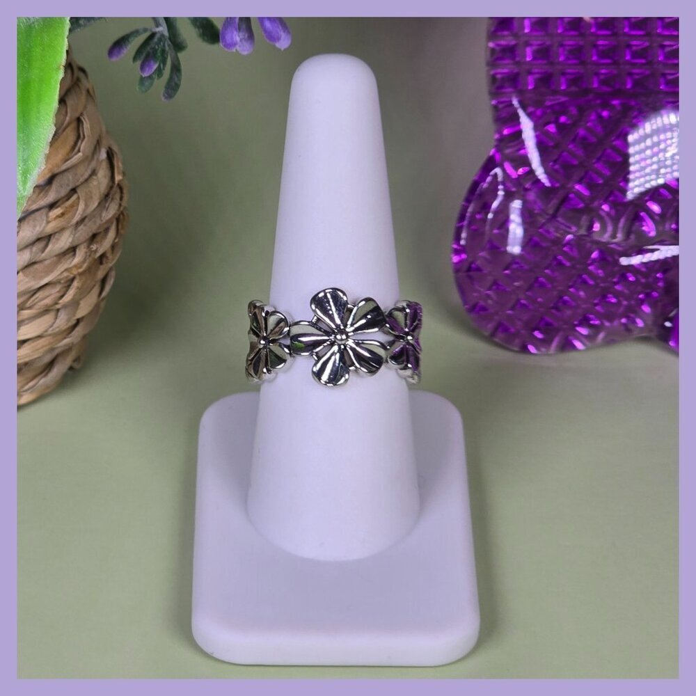 Triple‎ Flower Band Ring With Leaf Details Size 8.5 (NWOT)